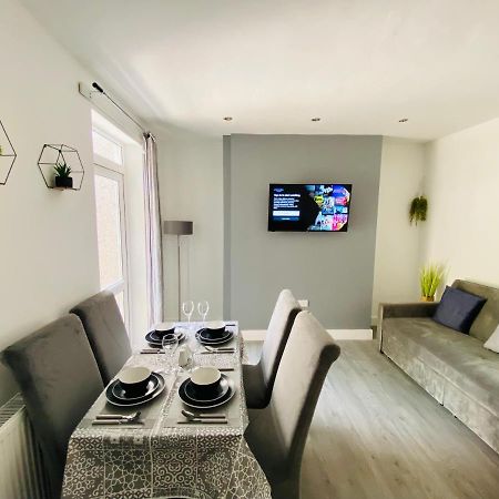 Emerald Living, 4 Bedrooms In The Heart Of Swansea, Close To Beaches! สวอนซี ภายนอก รูปภาพ