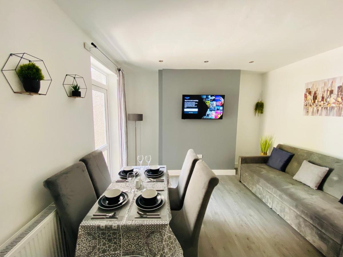 Emerald Living, 4 Bedrooms In The Heart Of Swansea, Close To Beaches! สวอนซี ภายนอก รูปภาพ