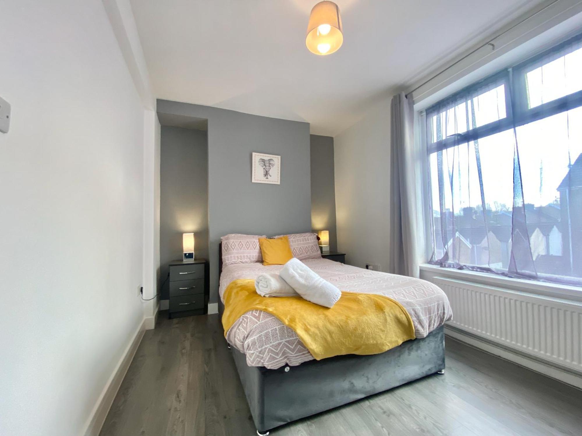 Emerald Living, 4 Bedrooms In The Heart Of Swansea, Close To Beaches! สวอนซี ภายนอก รูปภาพ